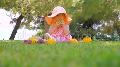 快乐的<strong>童年</strong>概念。 带着水果的孩子在后院户外玩耍。 快乐的<strong>童年</strong>概念。 幼儿坐在绿色上